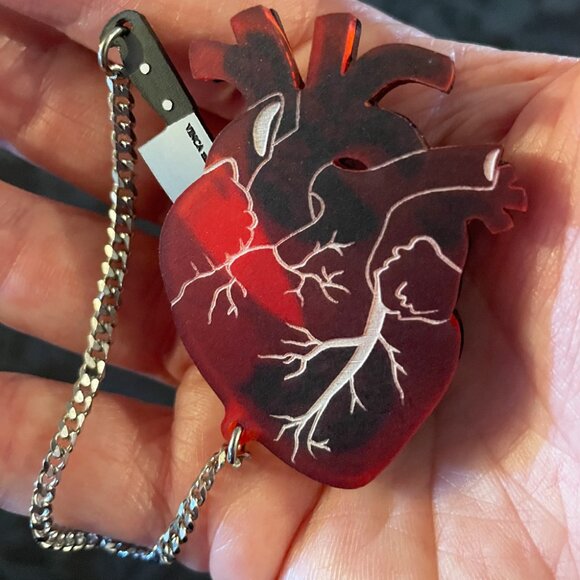 Vinca Heart of Aghast Brooch - Frosted Red - Picture 2 of 8